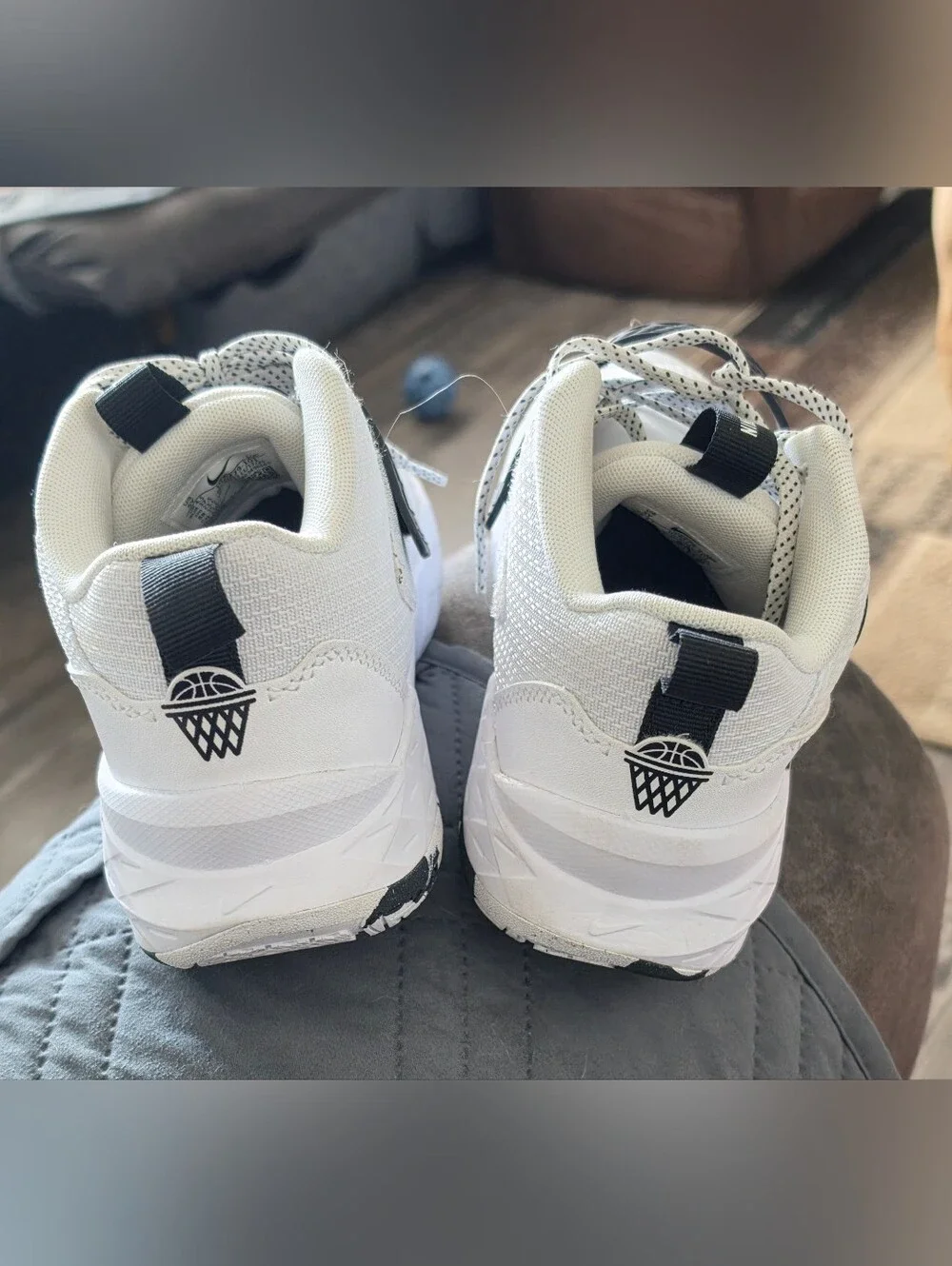 Team Hustle D 12  Boys Nike Basketball Shoes Size 5